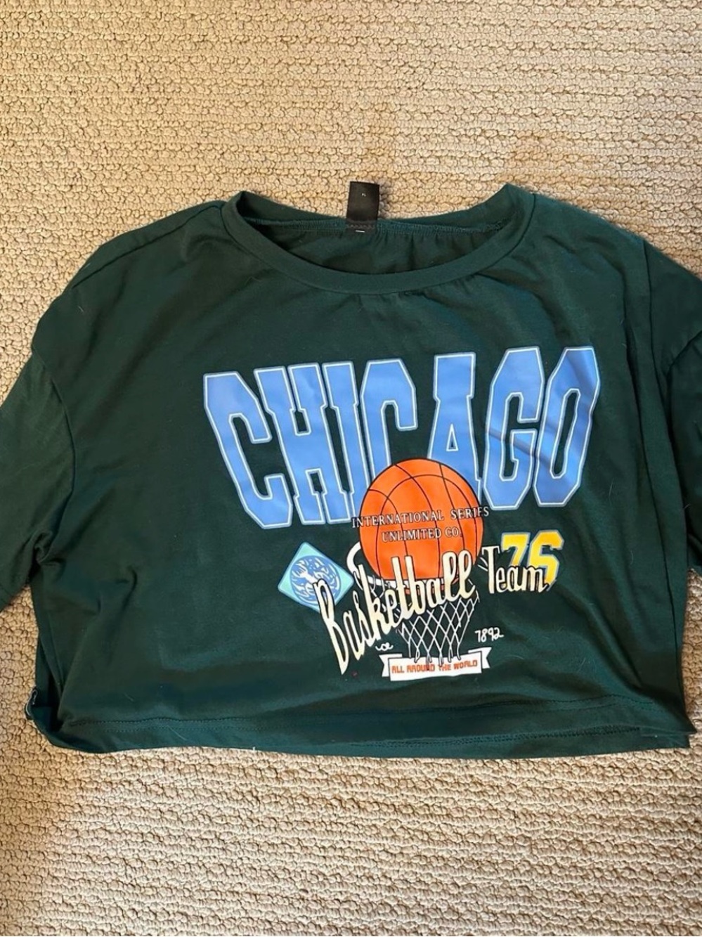 SHEIN Forest Green Kids' Chicago Basketball Graphic Tee with Blue & Orange Print